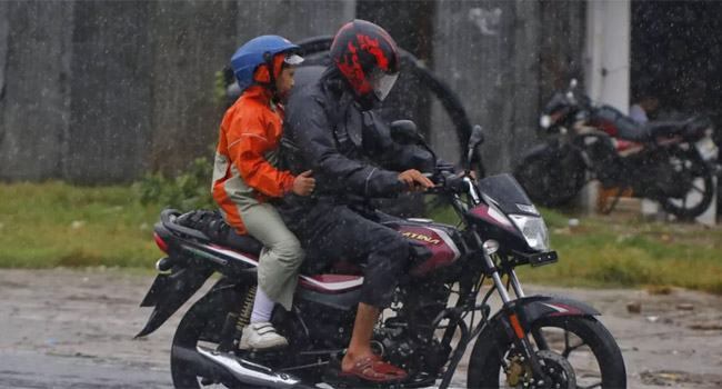 ঘূর্ণিঝড় সিত্রাং : রাজধানীতে বৃষ্টিতে জীবনযাত্রা ব্যাহত