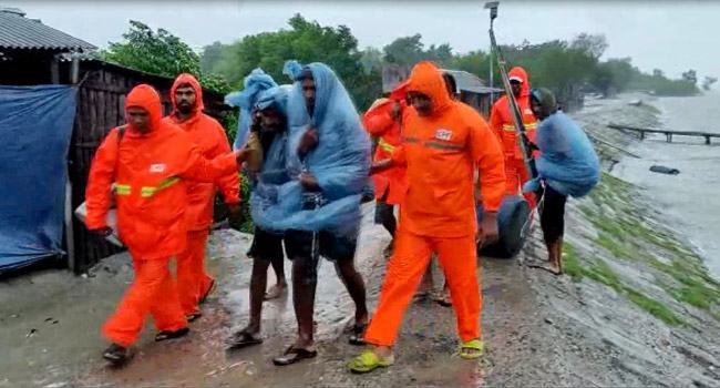 ৫-৮ ফুট উচ্চতার জলোচ্ছ্বাসসহ মধ্যরাতে আঘাত হানতে পারে সিত্রাং
