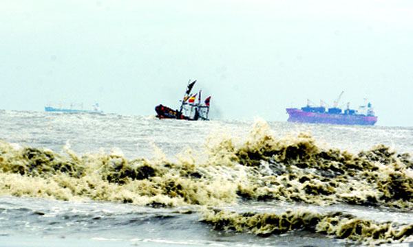 উপকূলে সিত্রাংয়ের আঘাত