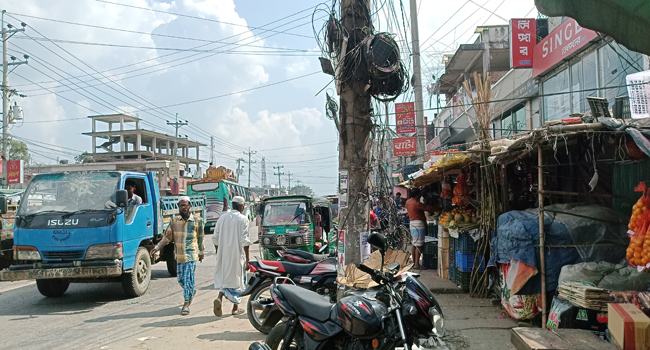 কোটবাজারে সড়কের ওপর দোকান ও বিদ্যুতের খুঁটি, যান চলাচলে ঝুঁকি