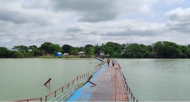 সিত্রাংয়ে ক্ষতিগ্রস্ত ভাসমান সেতু : ১০ গ্রামের যোগাযোগ বিচ্ছিন্ন