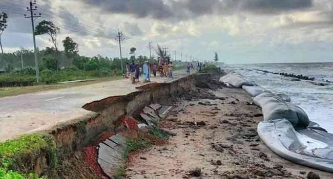 সিত্রাং তাণ্ডবে ধসে গেছে মেরিন ড্রাইভ সড়ক