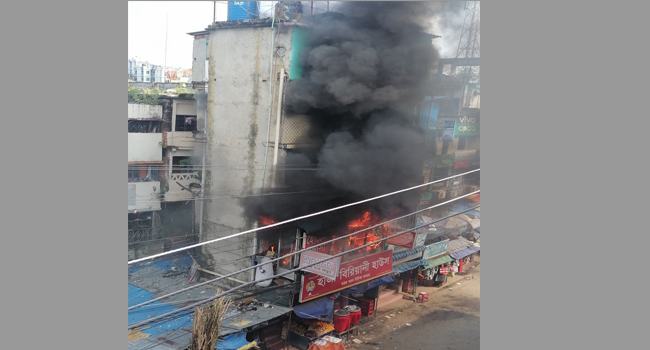 সীতাকুণ্ডে আবাসিক হোটেলে আগুন