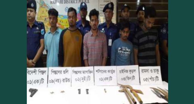 রাজবাড়ীতে ডাকাতির প্রস্তুতিকালে অস্ত্রসহ আটক ৫