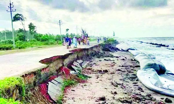 সিত্রাং তাণ্ডবে মেরিন ড্রাইভে ধস