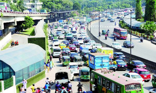 ঢাকা-ময়মনসিংহ মহাসড়কে যানজট ভোগান্তিতে যাত্রীরা