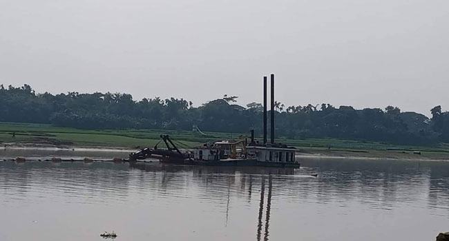 ভাঙ্গন আতঙ্কে ব্রহ্মপুত্র নদ : খননে এলাকাবাসীর বাধা