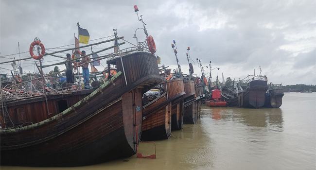 মধ্যরাতে শেষ হচ্ছে ইলিশের নিষেধাজ্ঞা : অপক্ষোয় জেলেরা