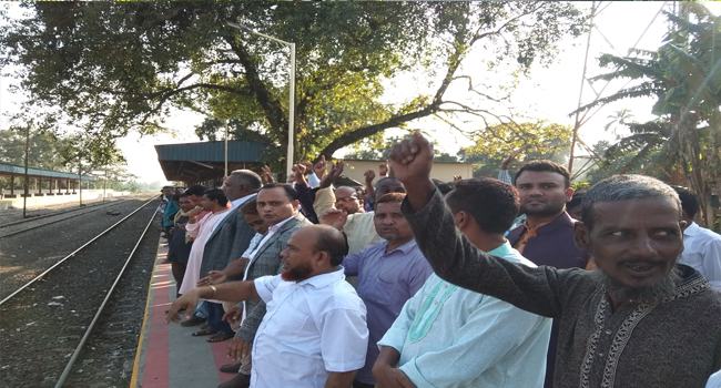 পরিবহন ধর্মঘটে ট্রেনে রংপুরে যাচ্ছে নীলফামারীর বিএনপির নেতাকর্মীরা