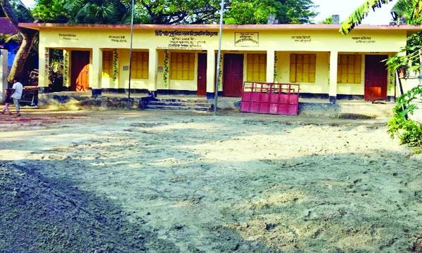 মুরাদনগরে স্কুলমাঠ ভরাট করে দিলেন ঠিকাদার