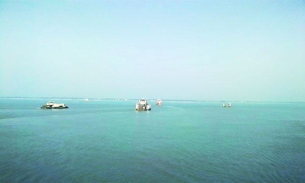 ঘন কুয়াশায় দৌলতদিয়া-পাটুরিয়া নৌরুটে আড়াই ঘণ্টা ফেরি বন্ধ