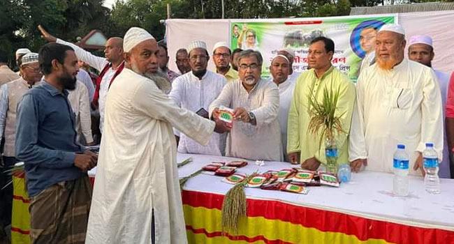 ক্ষতিগ্রস্ত কৃষকদের মাঝে বীজ বিতরণ করেন বিএনপির নেতা প্রিন্স