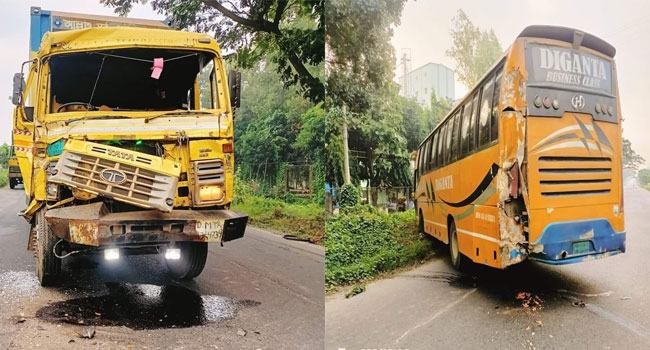 মিরসরাইয়ে সড়ক দুর্ঘটনায় হতাহত ১১