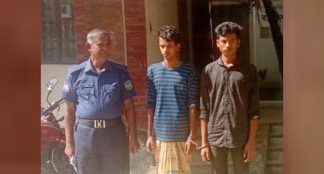 কলেজছাত্রীর গালে ক্ষুরাঘাত, গ্রেফতার-২