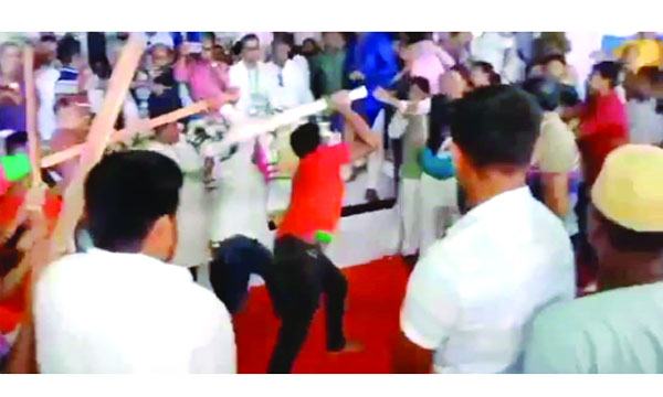 আমতলী আ’লীগের সম্মেলনে দুই গ্রুপে রক্তক্ষয়ী সংঘর্ষ : আহত ৫০