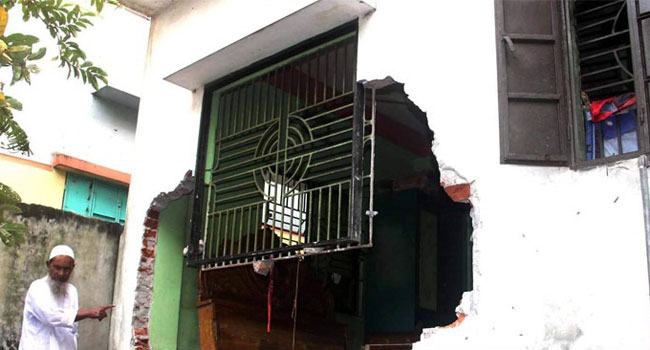 বাসার দেয়াল ভেঙে বৃদ্ধ মা-বাবাকে মারধর : ছেলে আটক