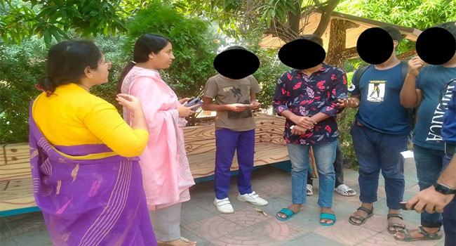 পার্কে ৮ম শ্রেণির ছাত্রের ব্যাগে জন্ম নিয়ন্ত্রণ সামগ্রী