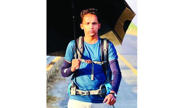 হজ করতে হেঁটে মক্কার পথে পাকিস্তানি তরুণ