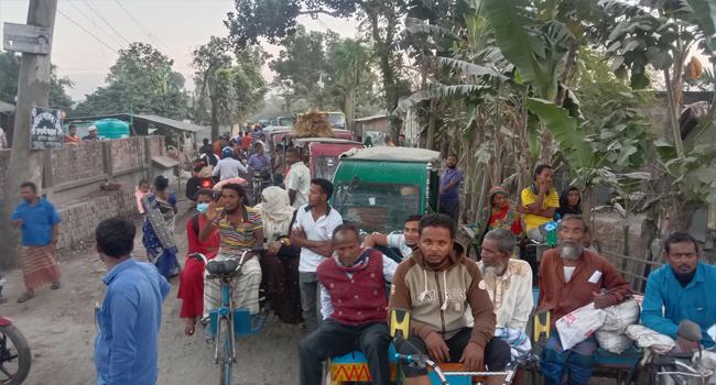 দেবীগঞ্জে দ্রুত কার্পেটিং ও ভোগান্তি কমাতে স্থানীয়দের সড়ক অবরোধ