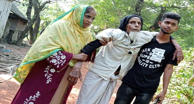 নাতিদের কাঁধে ভর করে ইভিএমে ভোট দিলেন দাদা
