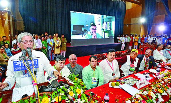 পদত্যাগ ও সংসদ বিলুপ্ত করে ক্ষমতা হস্তান্তর করুন : ফখরুল