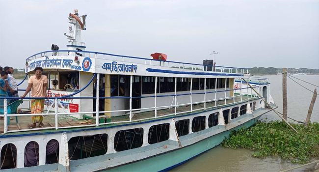 ভোলা-বরিশাল রুটে লঞ্চ ও স্পিডবোট চলাচল বন্ধ, লঞ্চ ভাংচুর আ’লীগের