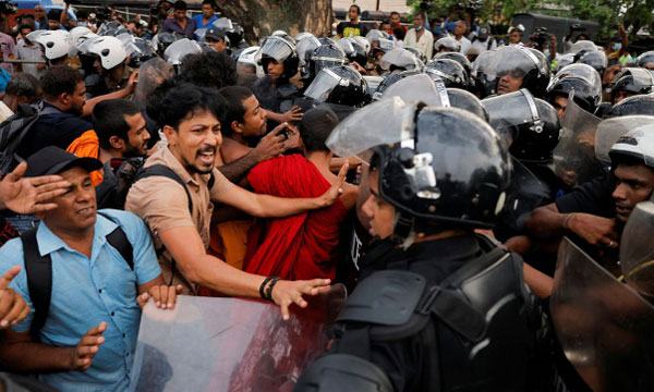 কর বৃদ্ধি ও  দমনপীড়নের প্রতিবাদে শ্রীলঙ্কায় বিক্ষোভ