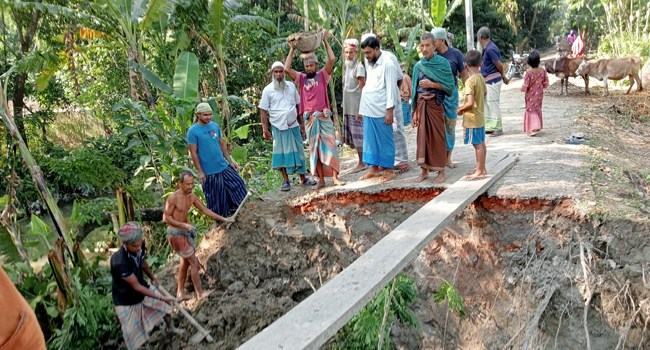 স্বেচ্ছাশ্রমে যুবকদের বাঁধ সংস্কার