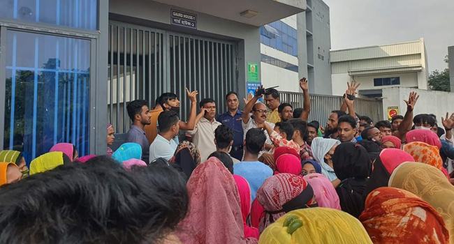 ভালুকায় বকেয়া বেতনের দাবিতে শ্রমিকদের মহাসড়ক অবরোধ