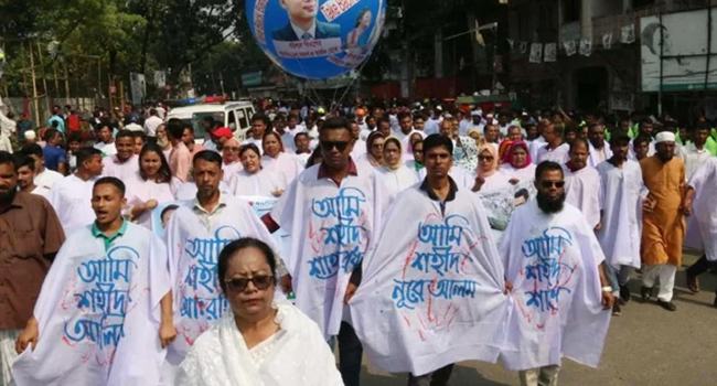 বরিশালে কাফনের কাপড় জড়িয়ে ও হুইল চেয়ারে সমাবেশস্থলে নেতা-কর্মীরা