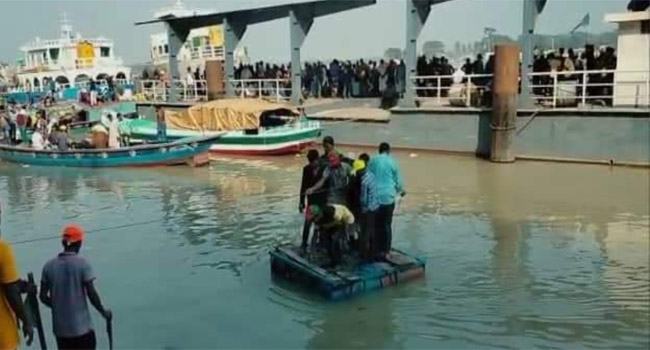 বিএনপির সমাবেশে যোগ দিতে ড্রা‌মে করে নদী পার!
