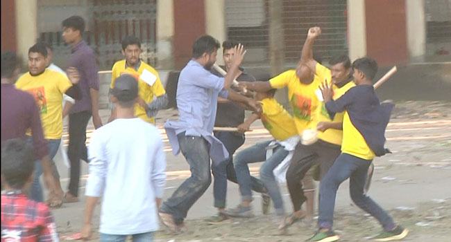 যুবলীগের সম্মেলন শেষে খাবার নিয়ে দুই পক্ষের ধাওয়া-পাল্টা ধাওয়া