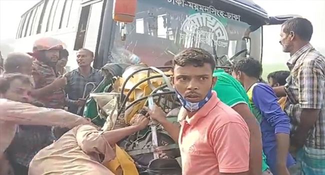 কিশোরগঞ্জে বাস-সিএনজি সংঘর্ষে নারীসহ নিহত ২