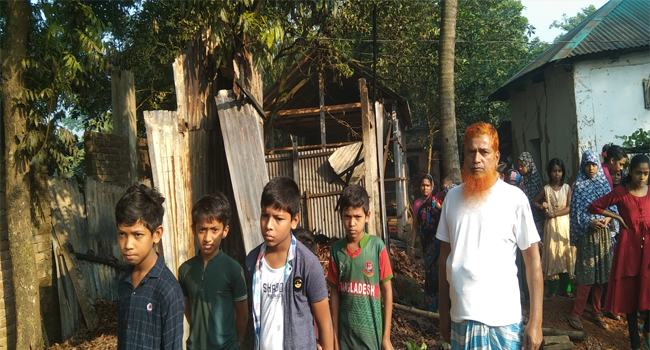 আশুলিয়ায় একযোগে ৯ বাড়িতে দুর্বৃত্তদের আগুন দেয়ার অভিযোগ