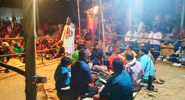 ফুলবাড়ীতে ঐতিহ্যবাহী কবি গানের আসরে নারী-পুরুষের ভিড়
