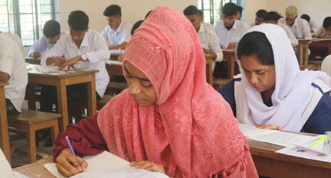 ভাণ্ডারিয়ায় মায়ের লাশ ঘরে রেখে এইচএসসি পরীক্ষা দিলো মেয়ে