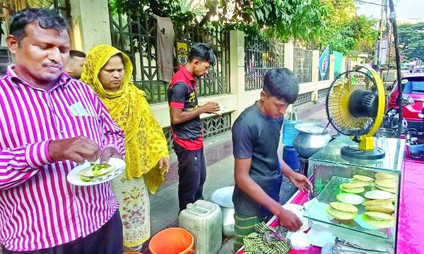 শীতের আগমনে পরিবর্তন আসছে ফুটপাথের ব্যবসায়
