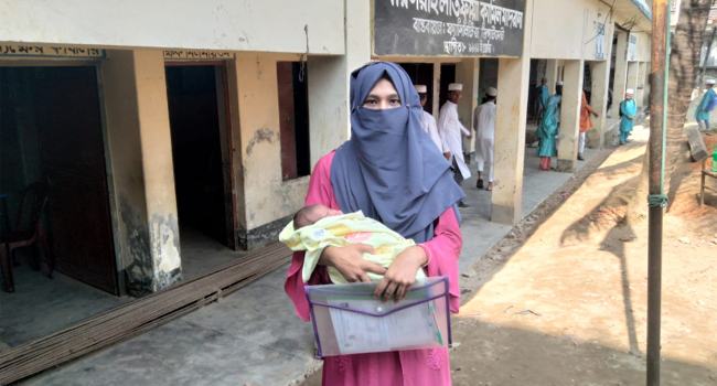 ১০ দিনের শিশু সন্তান নিয়ে পরীক্ষাকেন্দ্রে মা