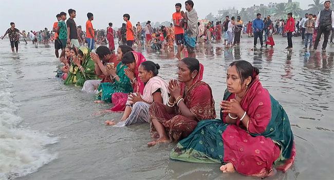 পূণ্যস্নানের মধ্য দিয়ে শেষ হলো কুয়াকাটার রাস মেলা