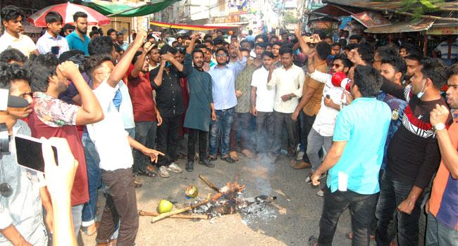 বগুড়ায় ছাত্রলীগের কমিটি প্রত্যাখ্যান করে বিক্ষোভ : কার্যালয়ে তালা, গাড়ি ভাঙচুর