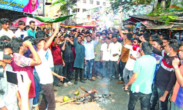 বগুড়ায় ছাত্রলীগের কমিটি প্রত্যাখ্যান বিক্ষোভ ভাঙচুর