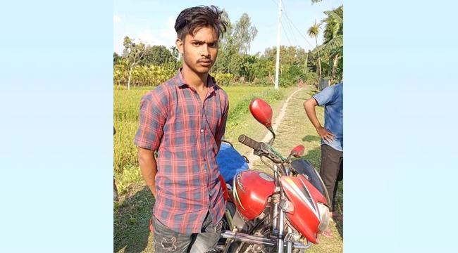 পথ ভুলে বাইক নিয়ে বাংলাদেশে ভারতীয় তরুণ