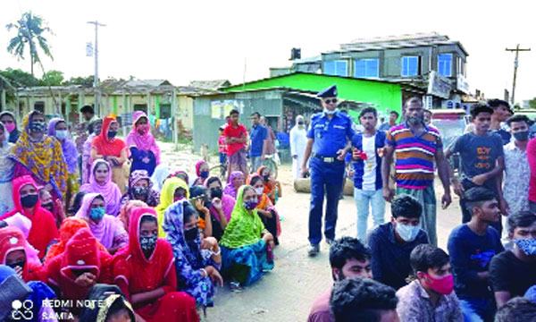 ভালুকায় বকেয়া বেতনের দাবিতে শ্রমিকদের সড়ক অবরোধ