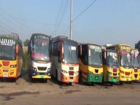 গণপরিবহন বন্ধে রাজবাড়ীতে সড়কে মানুষের ঢল