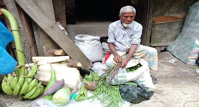 বয়স্কভাতার পুঁজি দিয়ে সৎভাবে ব্যবসা করতে চান বয়োবৃদ্ধ গুরা মিয়া