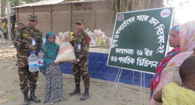 দেবীগঞ্জে দুস্থ ও বন্যার্তদের মাঝে সেনাবাহিনীর ত্রাণ বিতরণ