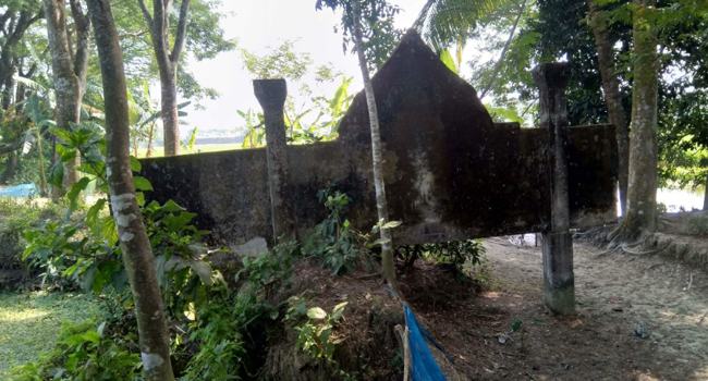 সিডরে নিহতদের গণকবর : অযত্ন অবহেলায় পড়ে আছে