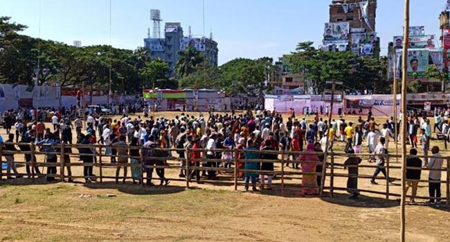 মাদরাসা মাঠে উৎসবের আমেজ