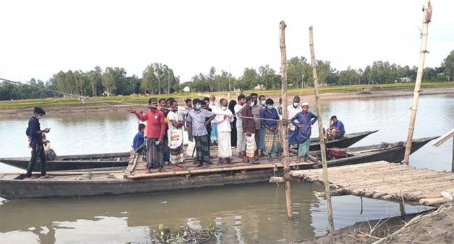 জামালপুরে ব্রিজের অভাবে ছোট্ট নৌকায় নদী পার হচ্ছে মানুষ
