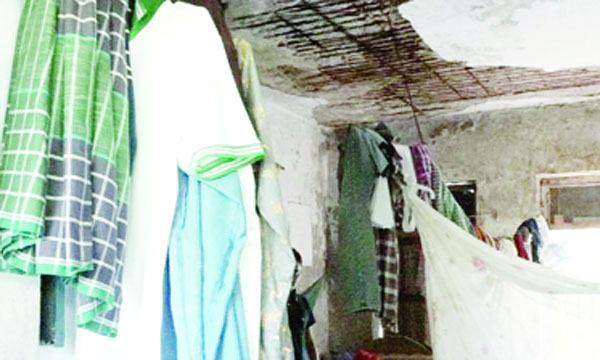 বিএম কলেজে অশ্বিনী কুমার হলের এ কী অবস্থা!